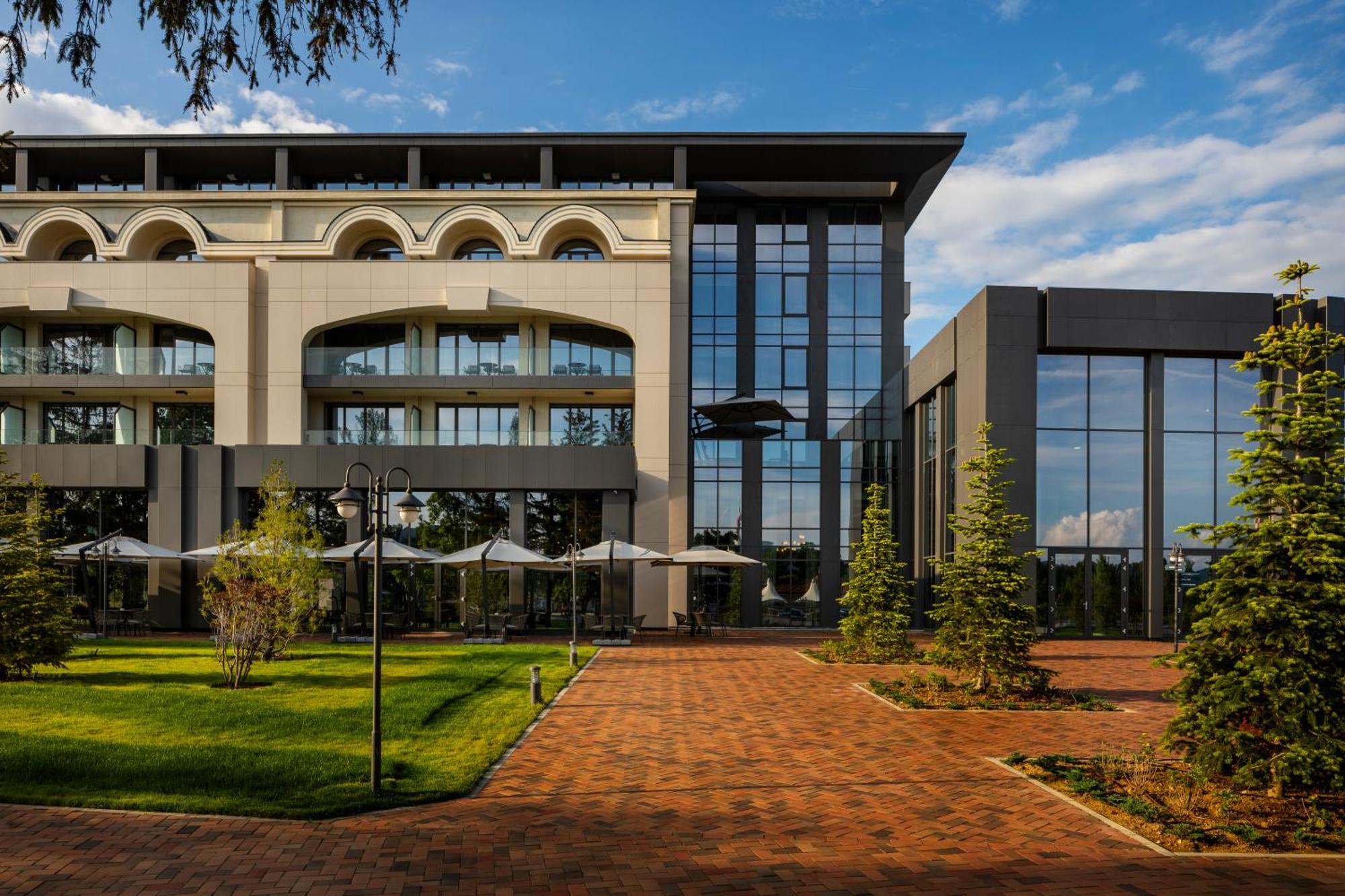קאזאנלק Kings' Valley Medical & Spa Hotel מראה חיצוני תמונה The main building of the university