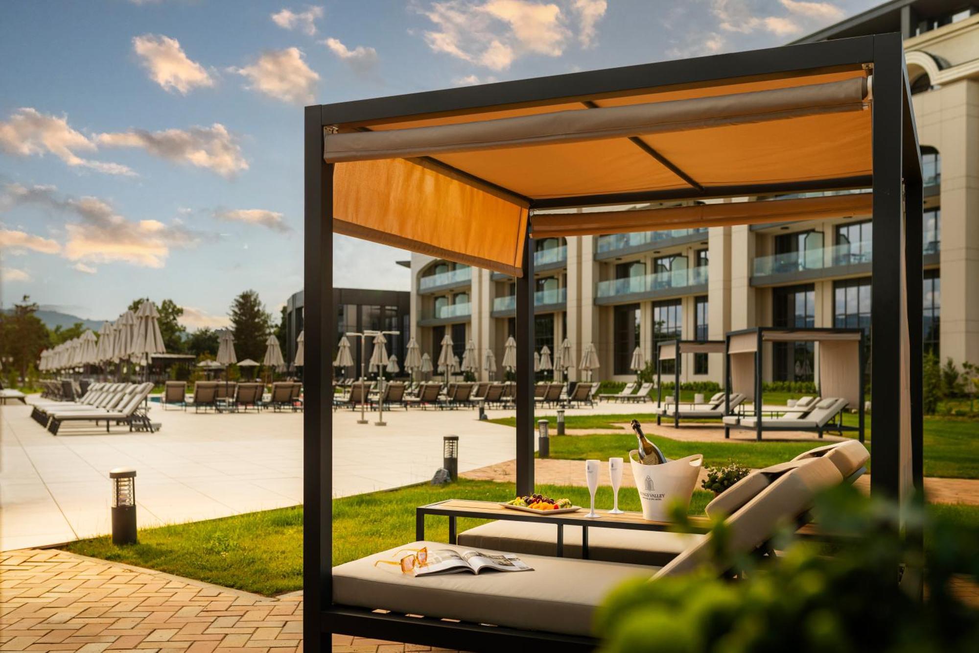 קאזאנלק Kings' Valley Medical & Spa Hotel מראה חיצוני תמונה The swimming pool at the hotel