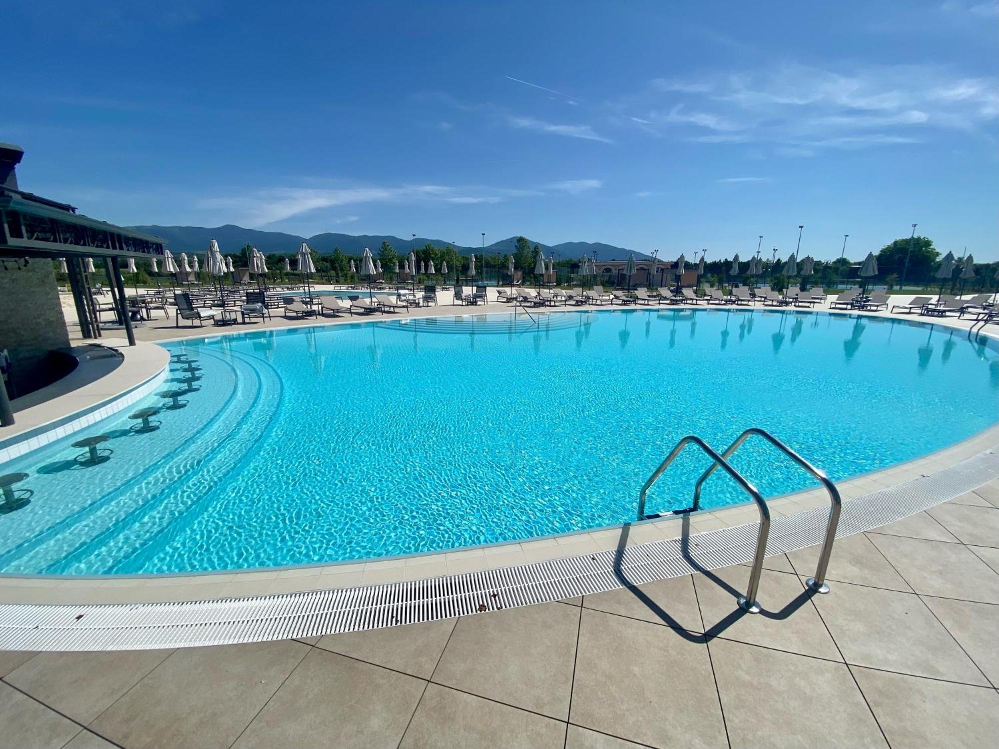 קאזאנלק Kings' Valley Medical & Spa Hotel מראה חיצוני תמונה The swimming pool at the complex