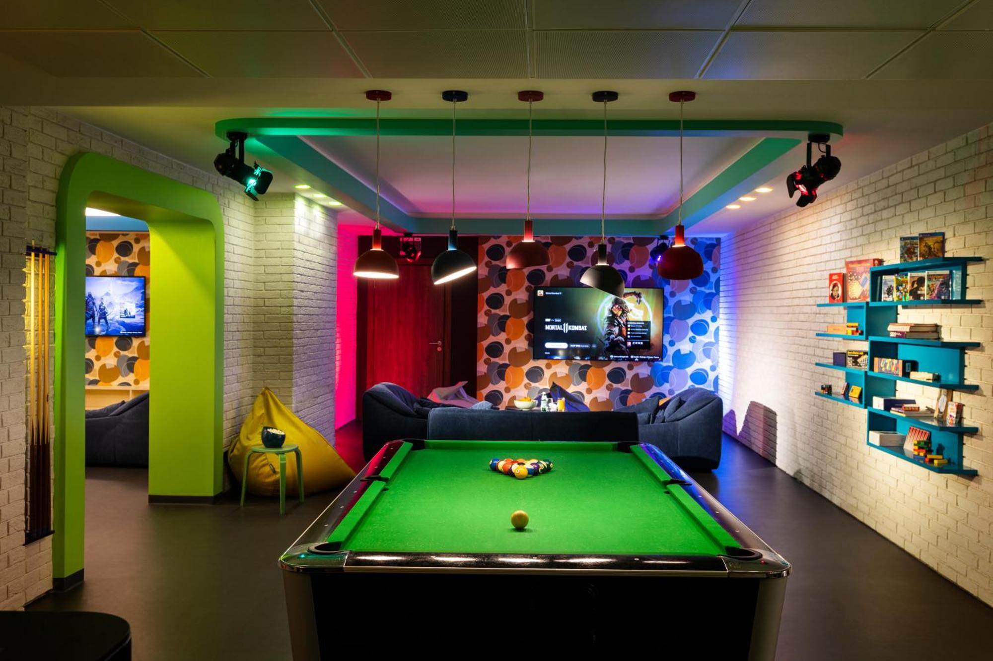 קאזאנלק Kings' Valley Medical & Spa Hotel מראה חיצוני תמונה The games room at the new BBC Television Centre