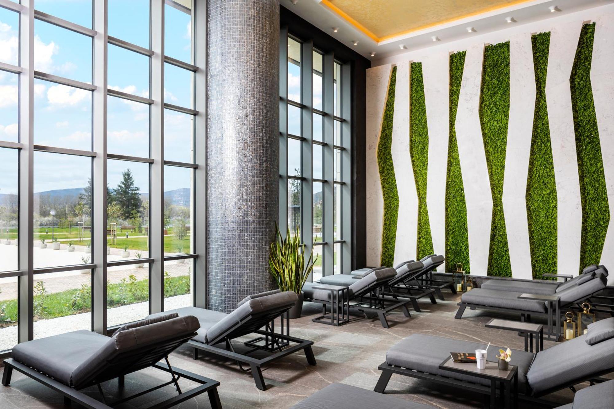 קאזאנלק Kings' Valley Medical & Spa Hotel מראה חיצוני תמונה Living wall